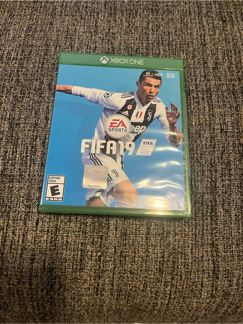 EA SPORTS FIFA 19 Xbox One - Blue Cover Art